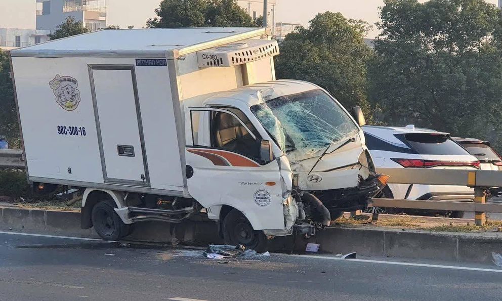 Tai nạn nghiêm trọng gần cầu Nhật Tân: Xe ô tô tải tông xe máy, húc đổ cột điện khiến 3 người tử vong