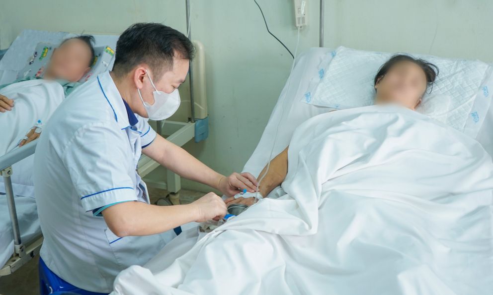 Cứu sống người phụ nữ nguy kịch sau khi rơi từ tầng 3 của công trường xây dựng