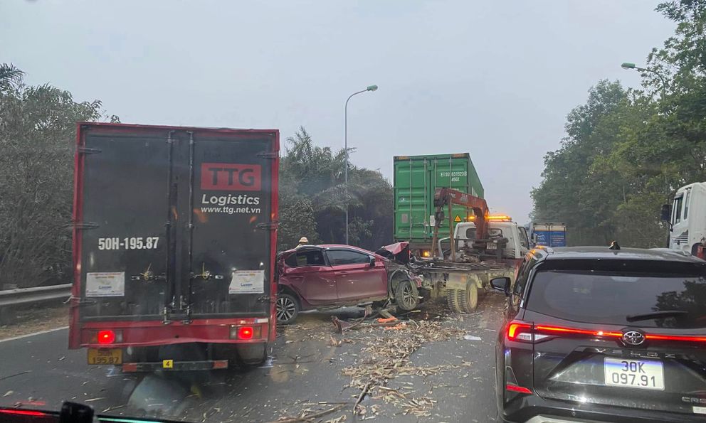 Hà Nội: Tai nạn liên hoàn, 3 ô tô đâm vào container 