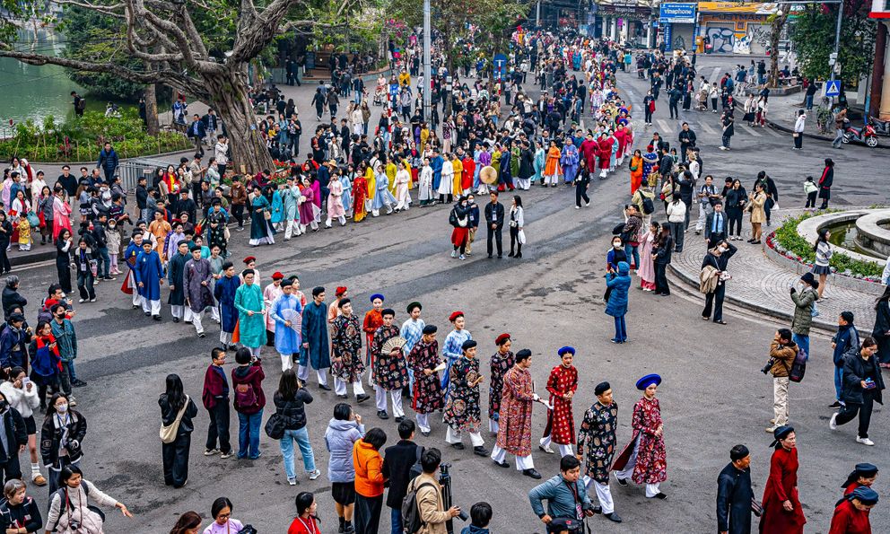 Hàng trăm người mặc cổ phục, tái hiện Tết Hà Nội xưa qua nhiều tuyến phố: Cảnh tượng đẹp giữa thủ đô khiến ai cũng phải trầm trồ!