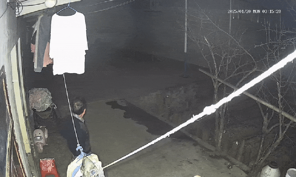 Lái xe hơn 1800km về quê ăn Tết, con gái khóc cạn nước mắt khi thấy cảnh tượng ở nhà mình lúc 3h sáng