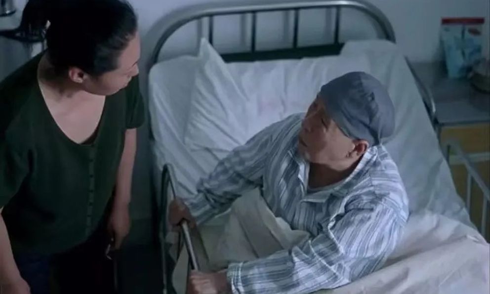 Chồng tăng ca Tết về khuya, bố chồng vào tận phòng đưa ra 1 đề nghị khiến tôi hét lên: 