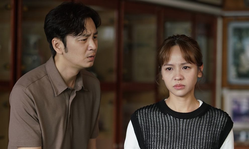 Ly hôn 1 năm, chồng cũ bỗng gửi đến nhà bọc đồ lạ, tôi tiện tay vứt gầm bàn, 3 ngày sau mở ra thì nước mắt tràn mi