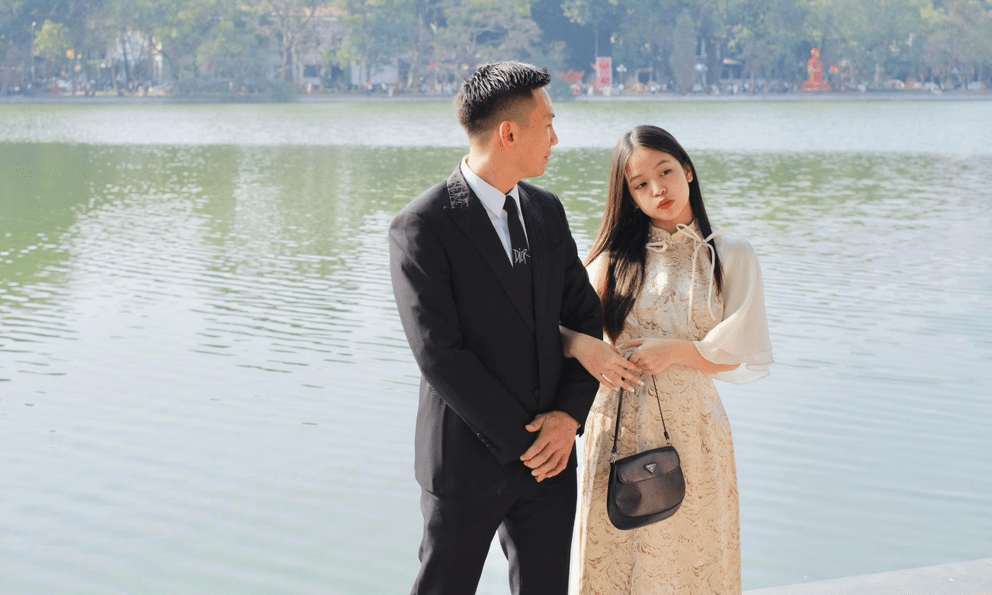 Lên Bờ Hồ mùng 1 Tết, thấy ai cũng xinh xắn và đẹp đôi!