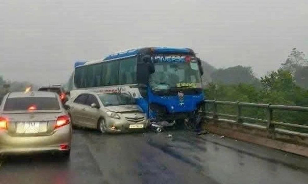 Trời mưa đường trơn khiến 3 ô tô tông liên hoàn trên cao tốc Hà Nội - Lào Cai