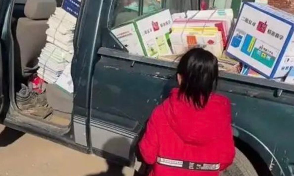 Lì xì kinh hoàng nhất: Ông chú mừng tuổi cháu gái cả 1 xe tải quà, vừa lại gần cô bé đã khóc thét bỏ chạy