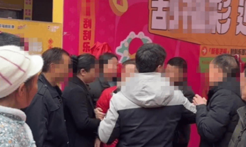 Phát hiện khách mua trúng độc đắc 3,5 tỷ đồng, chủ tiệm vé số giật lại ngay lập tức: Kết cục sự việc vô cùng bất ngờ 