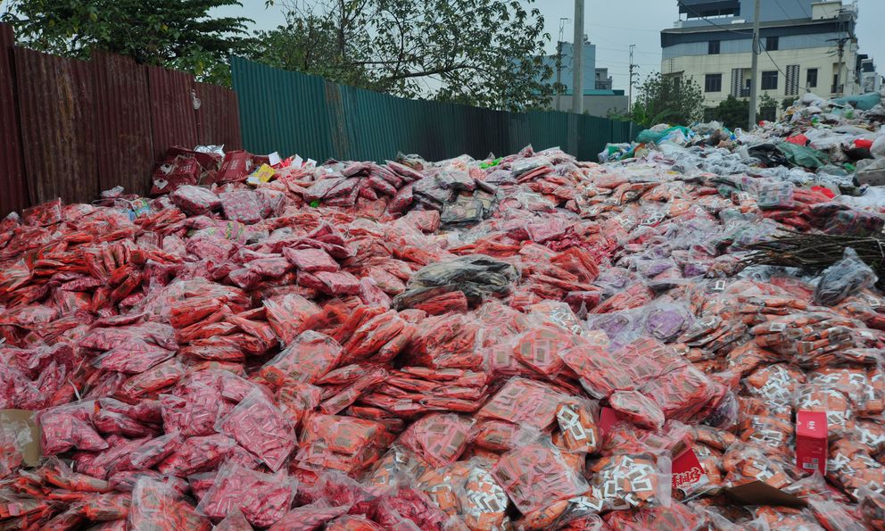 Chính quyền nói gì về sự xuất hiện của “núi” bánh kẹo chất thành đống phế thải khổng lồ ở Hà Nội?