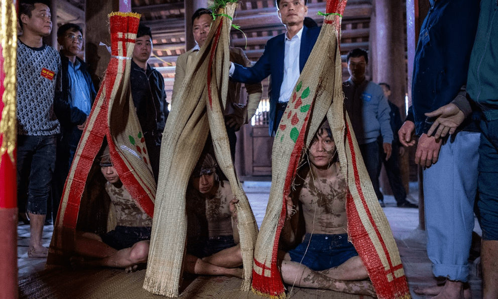 Người dân giằng co, cố giành lấy 