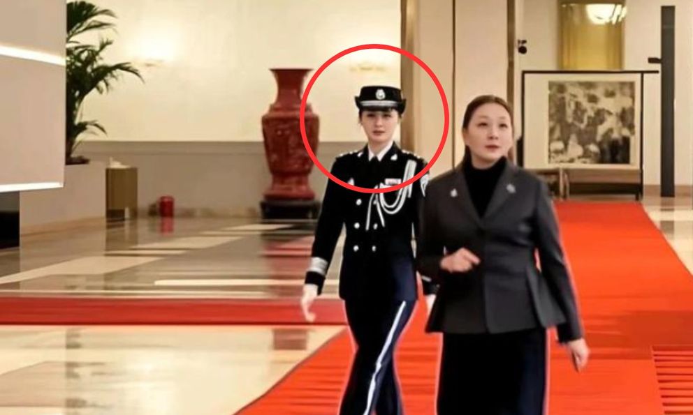 Nữ vệ sĩ tháp tùng Thủ tướng Thái Lan gây sốt vì vẻ ngoài quá xinh đẹp: Thần thái như bước ra từ trong truyện 