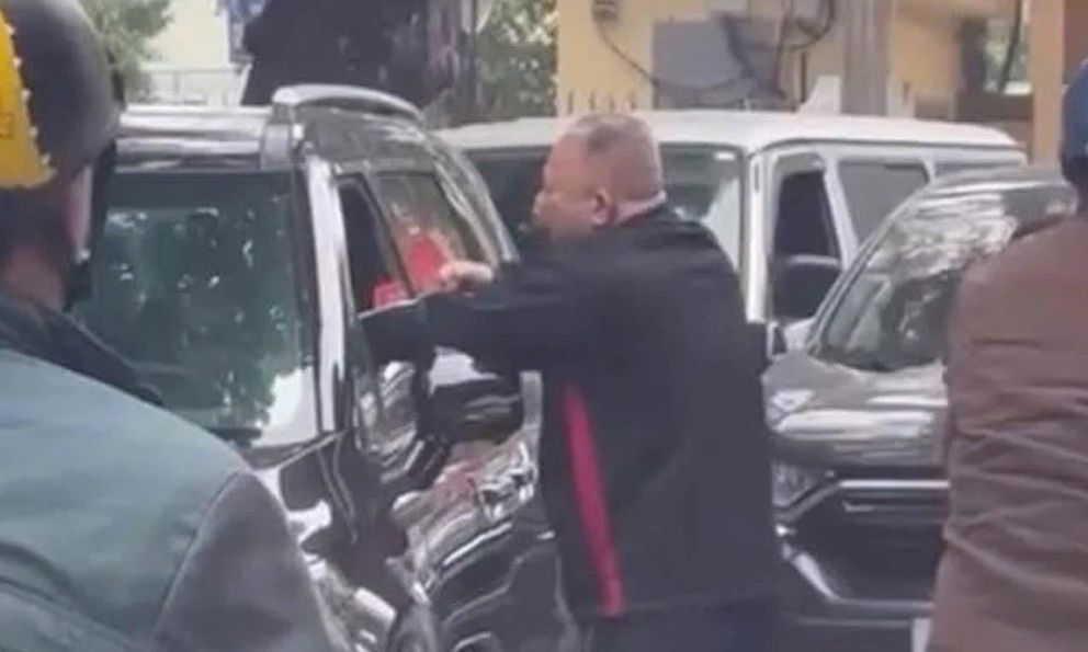 Vụ người đàn ông đấm túi bụi tài xế ngồi trong ô tô trên phố Hà Nội: Công an thông tin ban đầu