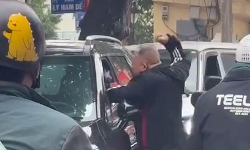 Vụ người đàn ông đánh tài xế trên phố Hà Nội: Nếu bị hại không trình báo, có xử lý hành vi gây rối trật tự công cộng?