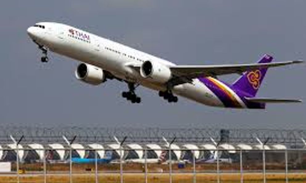 Cửa sổ máy bay Thai Airways chở 270 người bị vỡ khi đang bay trên trời, phi công phải hạ cánh khẩn cấp