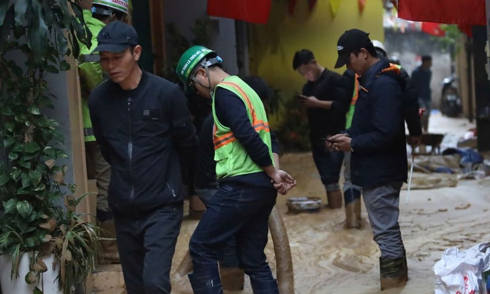 Hàng chục hộ dân giữa Hà Nội điêu đứng vì bùn đất phun trào: Động thái mới nhất từ nhà thầu