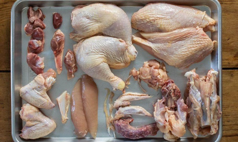 Người ăn thịt gà thông minh không ăn 5 thứ: Ngon đấy nhưng tích tụ toàn 