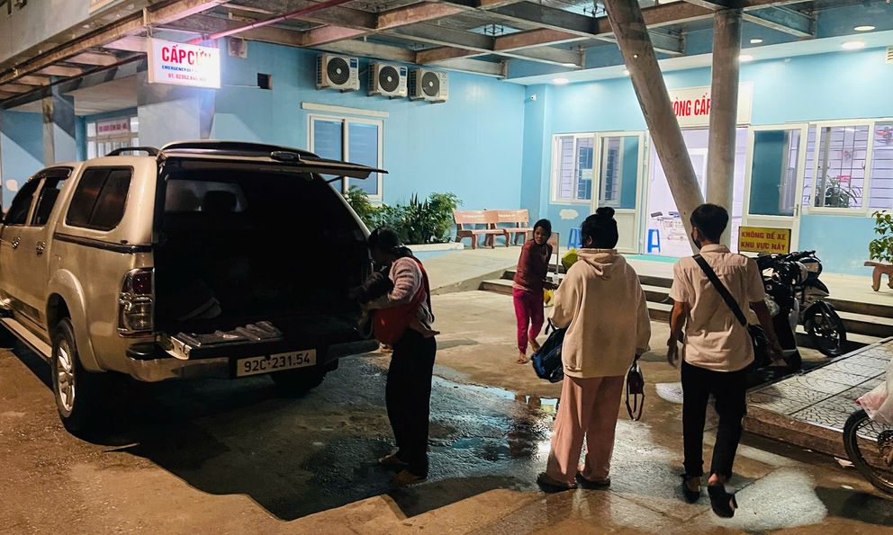 Thầy hiệu trưởng vùng cao lái xe xuyên đêm đưa 4 trẻ xuống thành phố cấp cứu