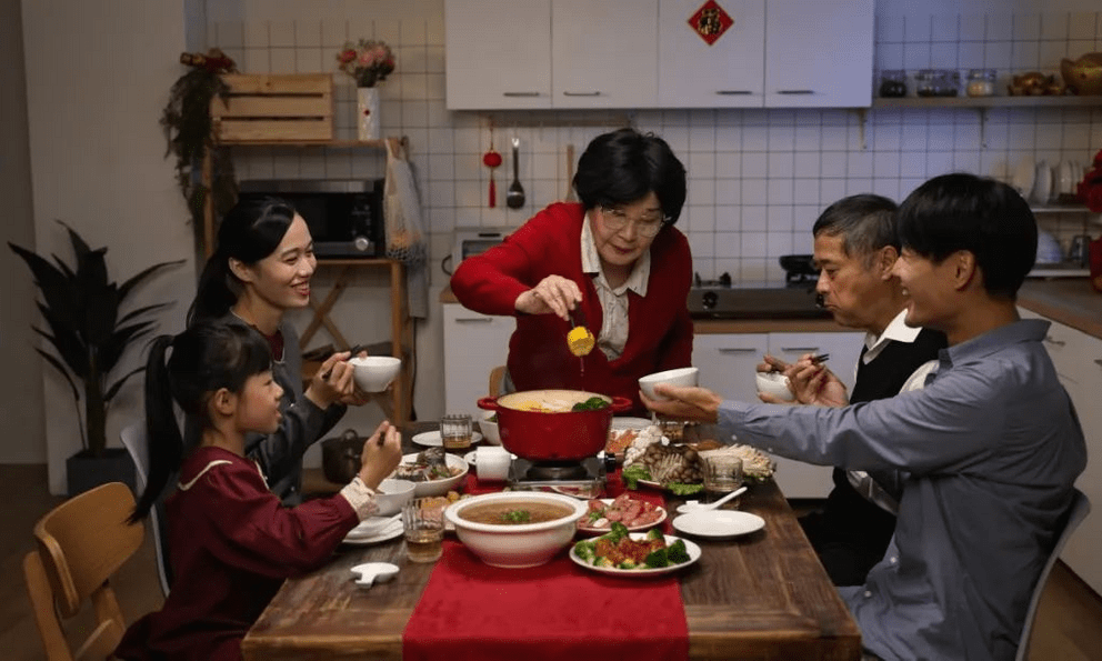 Bà mẹ chưa bao giờ nấu ăn bỗng xắn tay áo vào bếp, con trai thưởng thức đồ mẹ nấu 