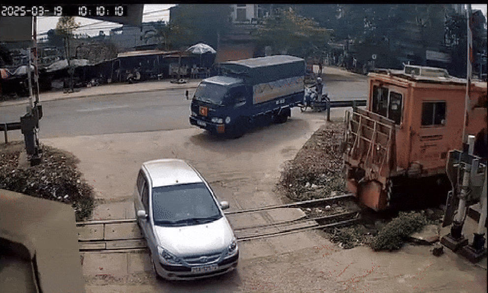 Gác chắn tự động mở bất thường ở Bắc Giang: Ô tô bị đẩy 10 mét sau cú va chạm