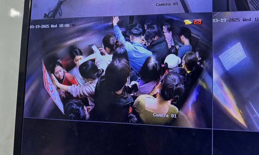 Vụ kẹt thang máy chung cư khiến hàng chục người 