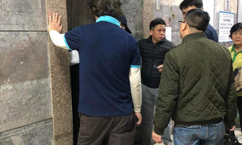 Hà Nội: Thang máy mắc kẹt khiến hàng chục người bị 