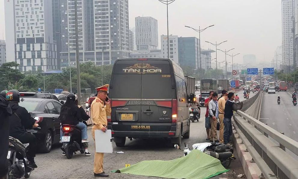 Hà Nội: Người phụ nữ điều khiển xe máy tử vong sau khi va chạm với xe khách 16 chỗ