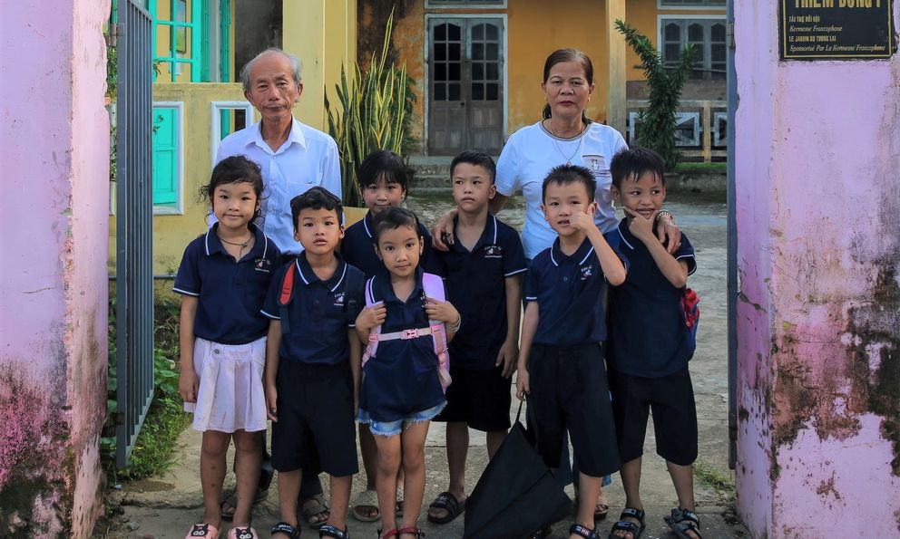 Vợ chồng thầy giáo già “biến” ngôi trường bỏ hoang thành lớp học miễn phí cho học sinh nghèo