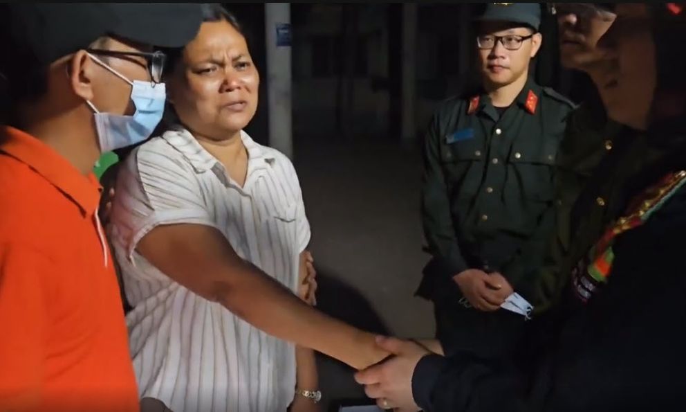 Người mẹ Myanmar bật khóc cảm ơn Lực lượng cứu hộ Việt Nam đã tìm thấy thi thể con trai 10 tuổi