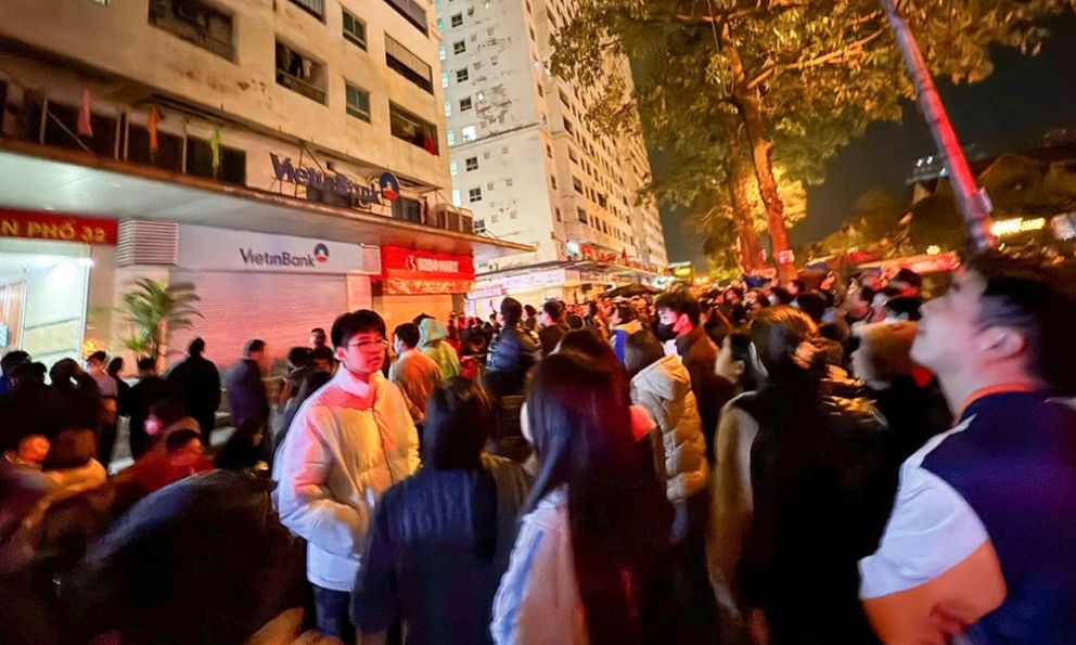 Hà Nội: Cháy căn hộ chung cư lúc nửa đêm, nhiều người hoảng loạn bỏ chạy xuống đường