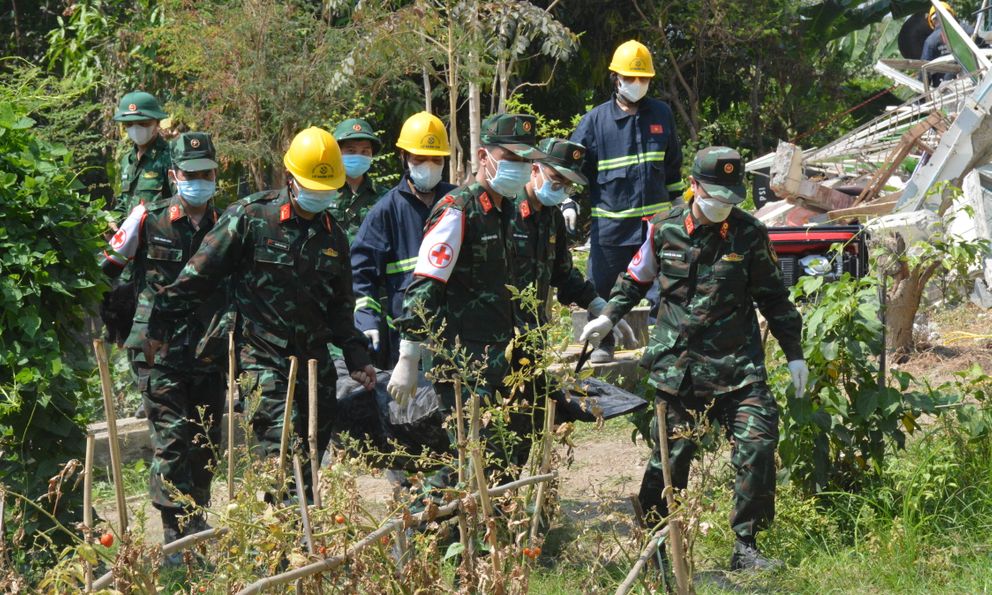 Đoàn cứu hộ Việt Nam tìm thấy bé trai và cụ ông là nạn nhân trong vụ động đất tại Myanmar