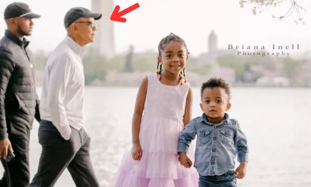 Phóng to bức ảnh chụp khi đi du lịch, cả gia đình sốc khi phát hiện danh tính của người đàn ông đi lướt ngang qua