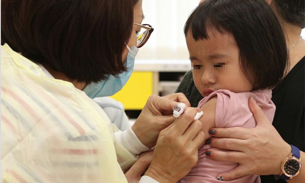 Trẻ tiêm trễ mũi 2 vắc xin sởi có ảnh hưởng gì không?