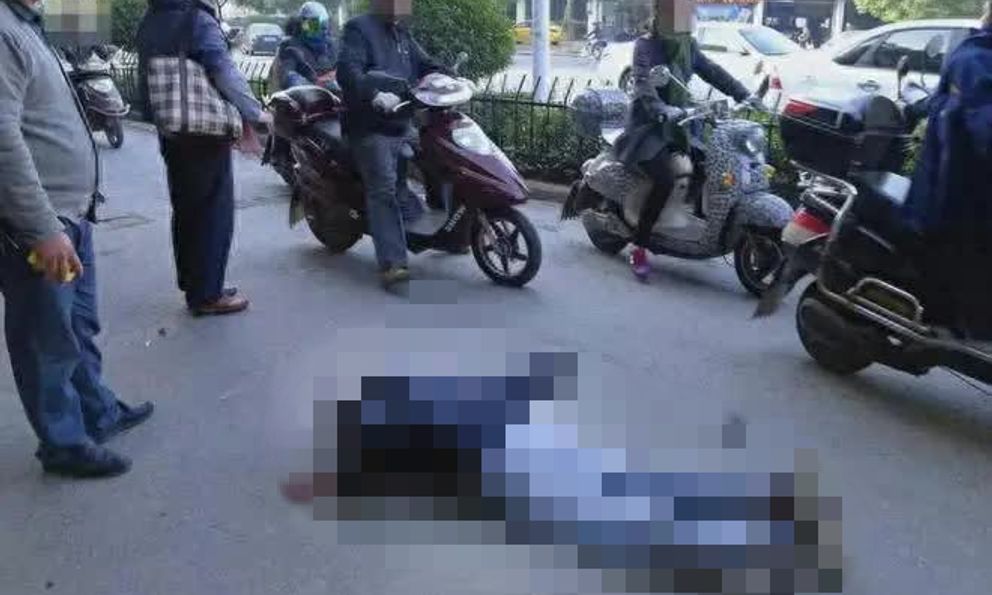 Cụ ông 87 tuổi ngã xe tử vong trên phố, các con đâm đơn kiện đòi 5 tỷ đồng với 10 người qua đường đứng nhìn mà không giúp: Toà phán quyết thế nào?