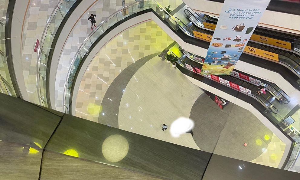 Vụ nam giới rơi lầu tại Vạn Hạnh Mall: Tìm thấy giấy tờ có ghi nhiều thông tin tại hiện trường