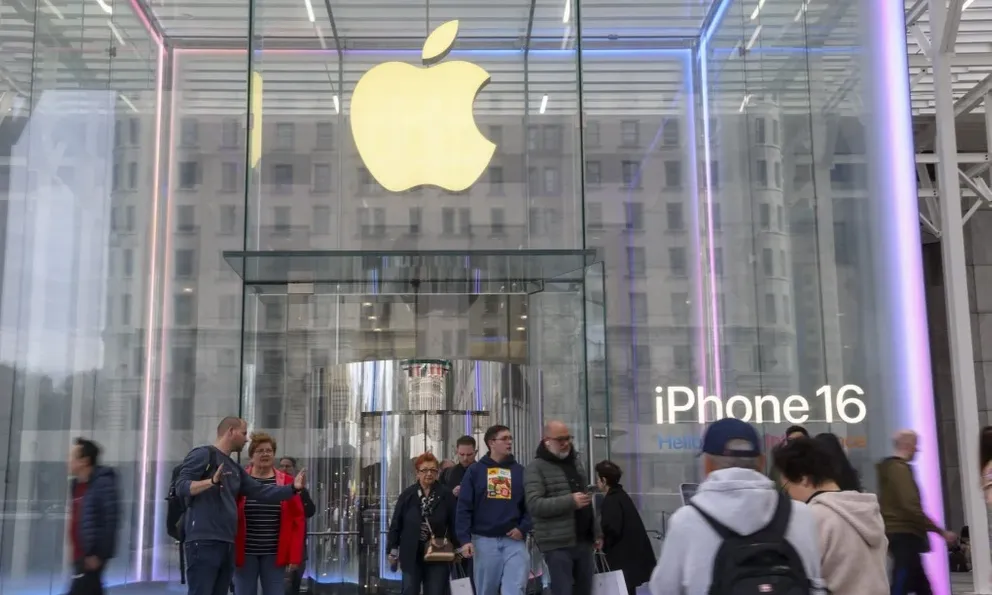 Bây giờ hoặc không bao giờ: Người Mỹ đổ xô xếp hàng mua iPhone vì lo sợ mức thuế quan mới sẽ khiến iPhone trở thành điện thoại xa xỉ