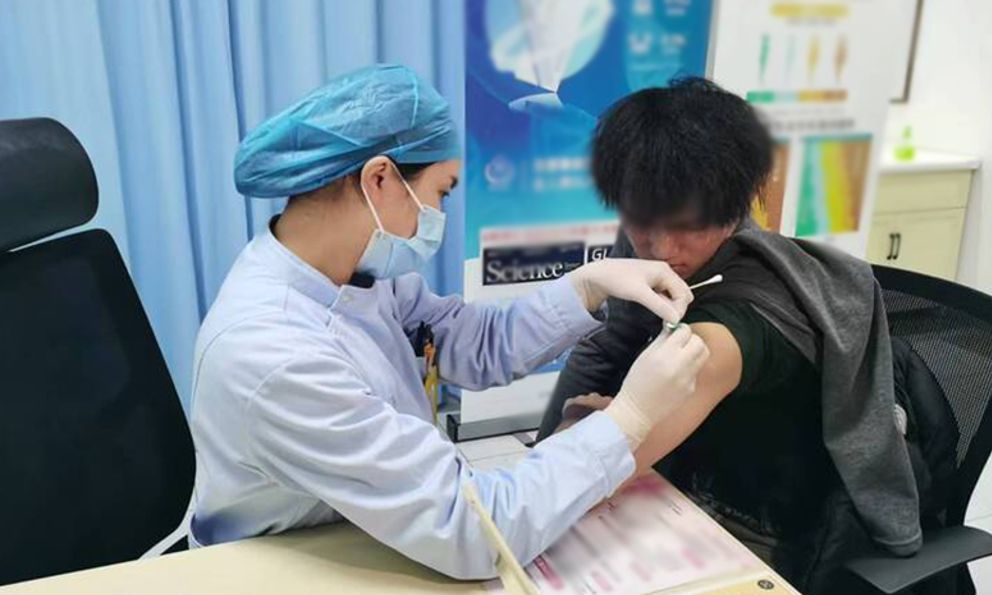 Hồi nhỏ chưa tiêm mũi vắc xin sởi nào hoặc mới tiêm 1 mũi, trưởng thành tiêm bù được không?