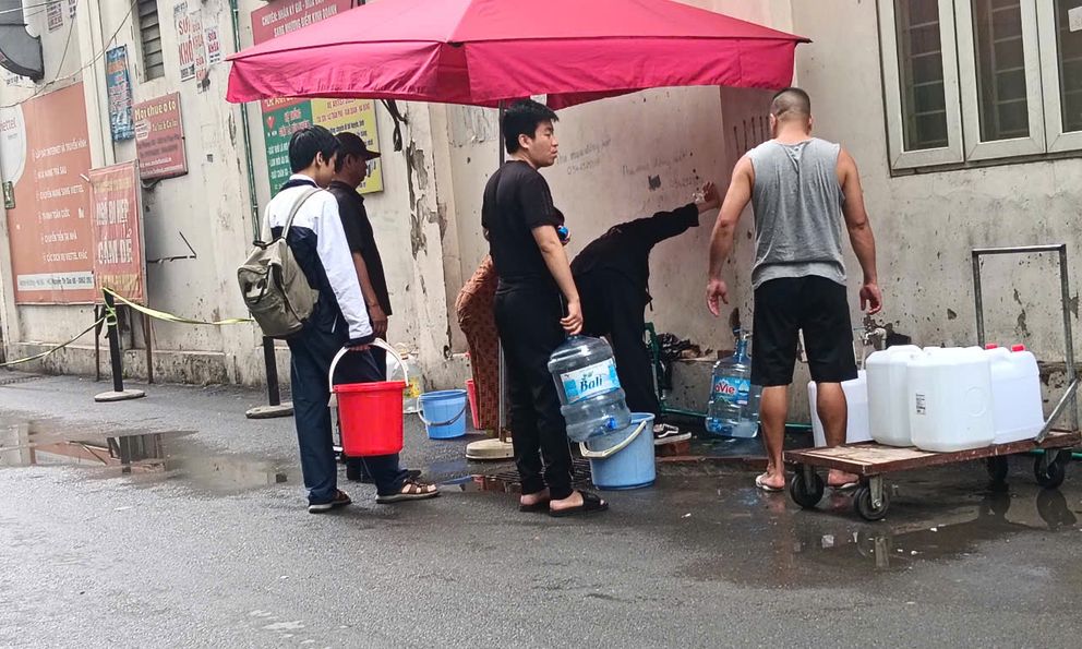 Cảnh tượng lạ tại 1 chung cư hàng nghìn người ở Hà Nội: Phải xếp hàng đi xách từng xô nước sạch