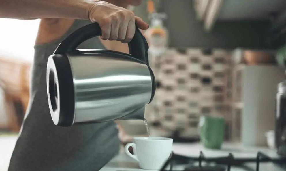 5 sai lầm khi dùng ấm siêu tốc đang âm thầm “bơm chất độc” vào cơ thể nhưng hiếm gia đình nào không mắc phải