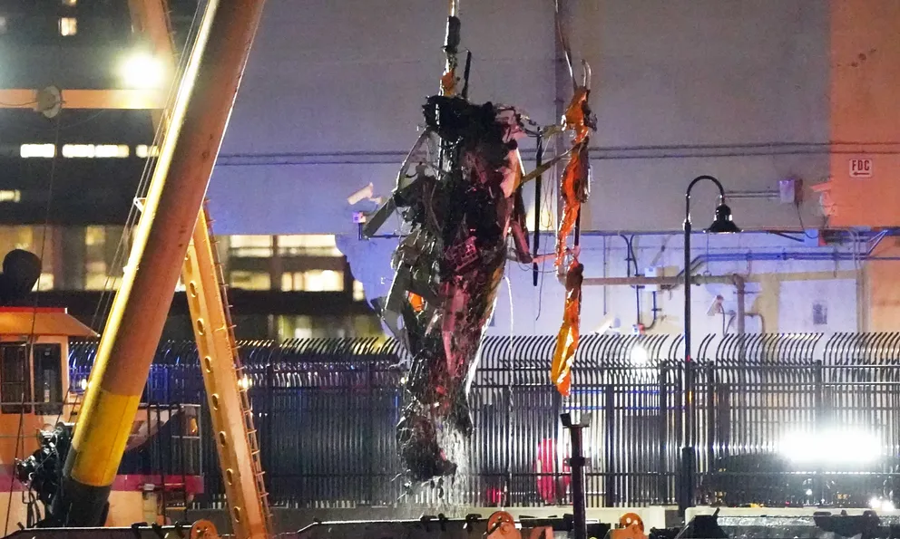 Vụ trực thăng vỡ đôi lao xuống sông ở New York: Xót xa hình ảnh từng mảnh vỡ dập nát được trục vớt lên từ đáy sông, nguyên nhân tai nạn dần được hé lộ