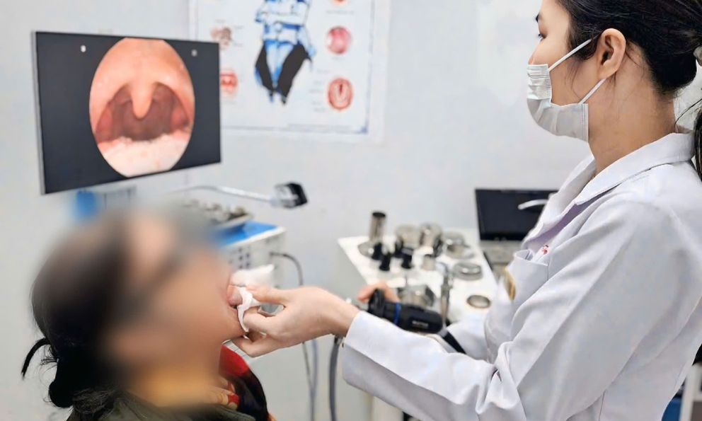 Ho kéo dài, cụ bà ở Nam Định đi khám phát hiện sợi dây kim loại mắc trong amidan: Bác sĩ chỉ ra những thói quen là nguyên nhân