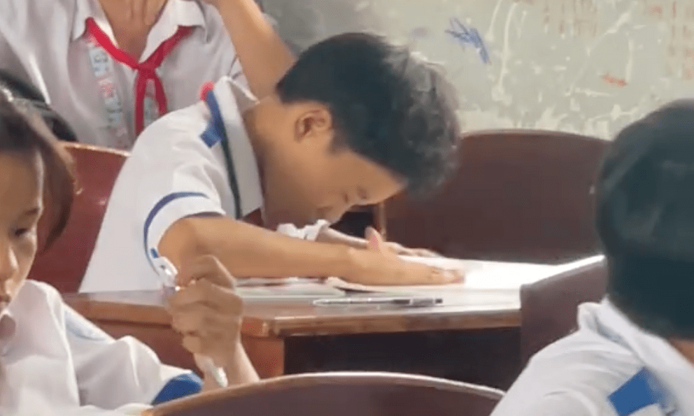 Chuẩn bị kiểm tra, học sinh bỗng làm một hành động 