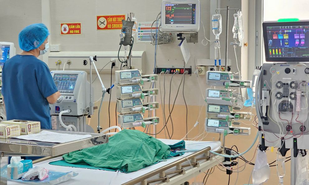 Lọc máu cứu sống bé 14 tháng tuổi mắc tay chân miệng ở Hà Nội