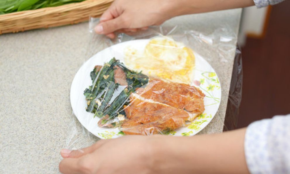 Đến giờ tôi mới nhận ra dùng màng bọc thực phẩm theo 4 kiểu này là “đầu độc” chính mình!