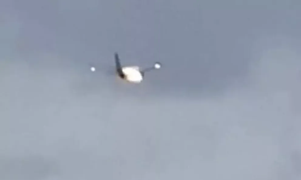 Kinh hoàng: Động cơ máy bay chở 159 người bốc cháy ngùn ngụt, rung lắc mạnh giữa không trung, phi công phải hạ cánh khẩn cấp