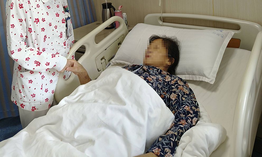 Chỉ dám ăn đồ tự nấu nhưng vẫn mắc ung thư ruột, người phụ nữ sốc nặng trước 3 món bác sĩ khuyên: KHÔNG HÂM LẠI!