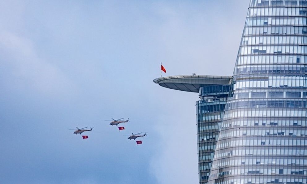 Lần đầu tiên trực thăng quân sự kéo cờ rẽ mây, bay vào trung tâm TP.HCM: Khởi động cho lễ diễu hành lịch sử!