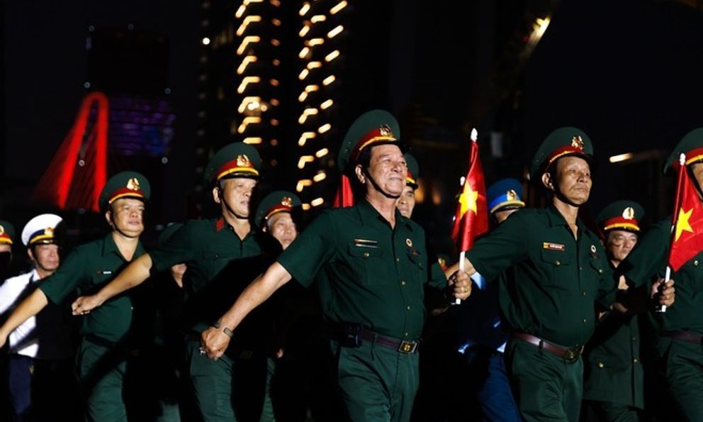 Tóc bạc, vai thẳng, bước đều: Những cựu chiến binh 