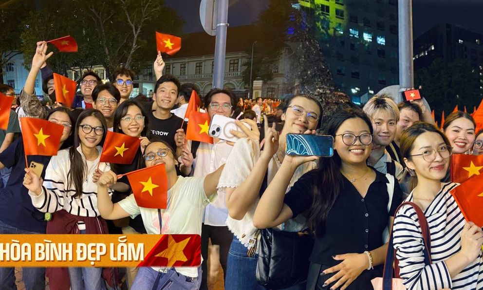 Xin sếp tan làm sớm nửa tiếng, lặn lội đường xa đến xem tổng hợp luyện diễu binh 30/4