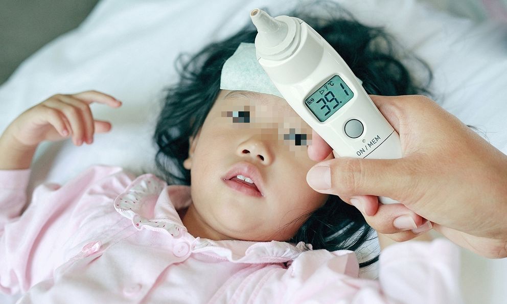 Bị sốt sau khi tiêm vắc xin sởi có đáng lo không, khi nào cần tới bệnh viện?