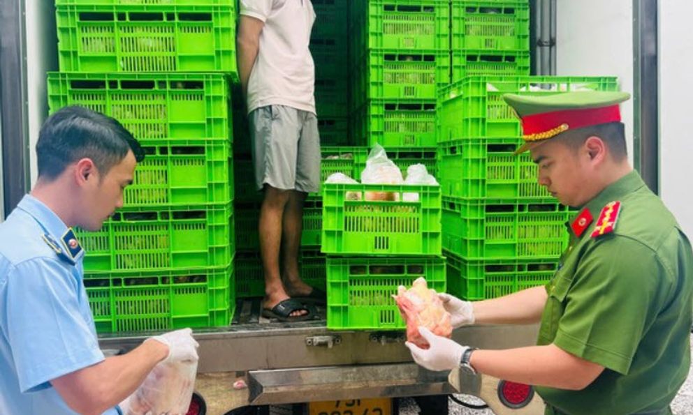 Đột nhập chợ đầu mối ở Hà Nội, phát hiện 20 tấn gà “bẩn” và nội tạng gia cầm