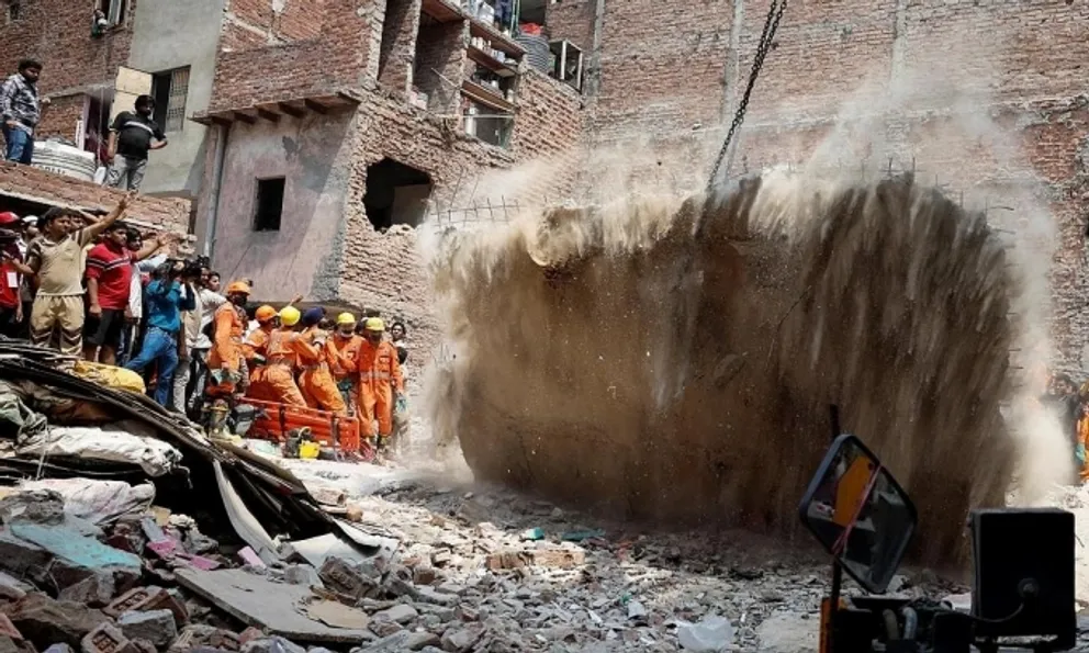 Sập toà nhà chung cư, hàng chục người bị chôn vùi trong bê tông khi đang ngủ say: Nhân chứng kể lại giây phút hoảng loạn “như động đất”